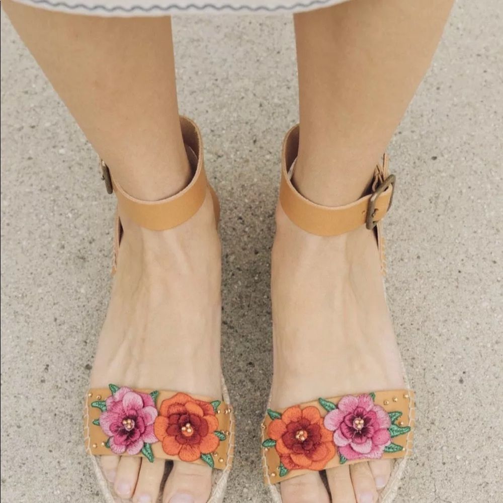 Anthropologie tan Leather Flower Wedge Sandal 10 - Picture 7 of 7